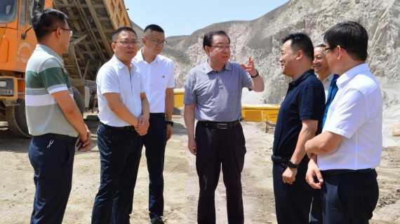 7月8日，甘肃建投党委书记、董事长苏跃华，党委常委、副总经理孟康荣一行调研绿色建材公司榆中区域工作。绿色建材公司负责人陪同调研。调研中，苏跃华一行先后来到绿色建材公司众启合公司、榆中公司生产现场及采矿