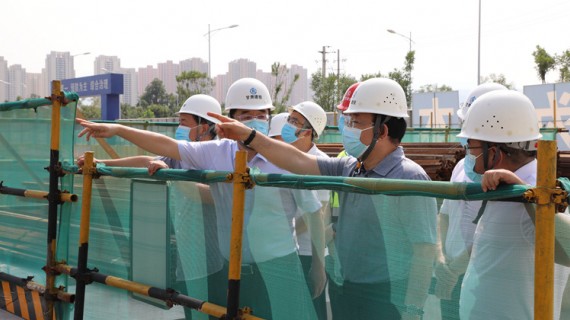 8月16日，甘肃建投党委书记、董事长苏跃华一行现场督导调研兰州环球港商务设施用地项目安全生产工作。苏跃华一行实地查看了项目建设现场，并详细了解项目部人员配备、安全体系建设、机械设备运行等具体情况。随后